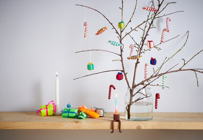 Décorations en laine Aveva suspendues en situation, avec le modèle Bonbon blanc et menthe