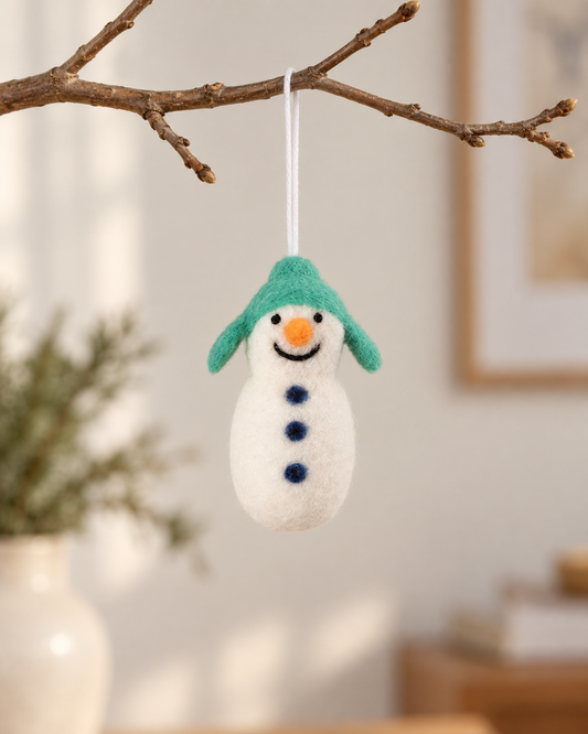 Bonhomme de neige vert Aveva en laine suspendu à une branche, mise en situation reconstituée par IA