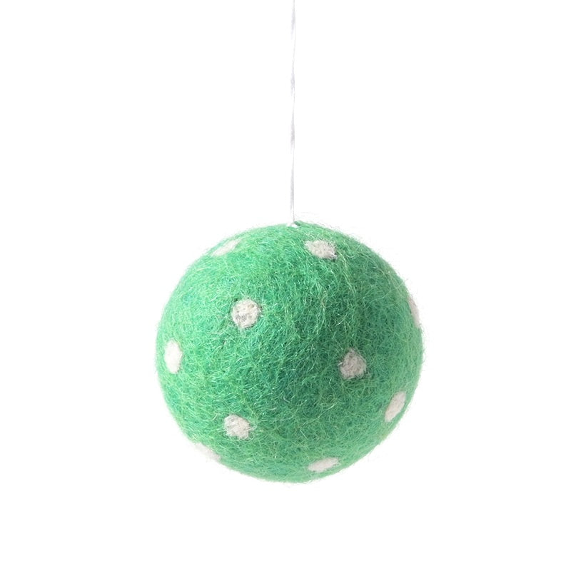 Boule ornement pois vert et blanc en laine Aveva, vue du sujet sur fond blanc