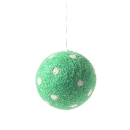 Boule ornement pois vert et blanc en laine Aveva, vue du sujet sur fond blanc