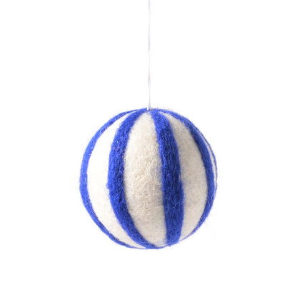 Boule ornement rayures bleu et blanc en laine Aveva, vue du sujet sur fond blanc