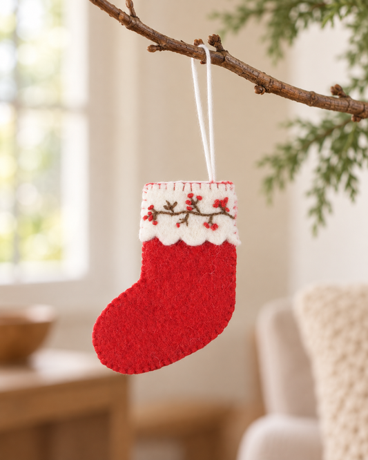 Chaussette de Noël Aveva en laine suspendue à une branche, mise en situation reconstituée par IA
