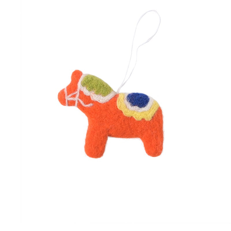 Cheval Dala rouge Aveva en laine, décoration à suspendre sur fond blanc
