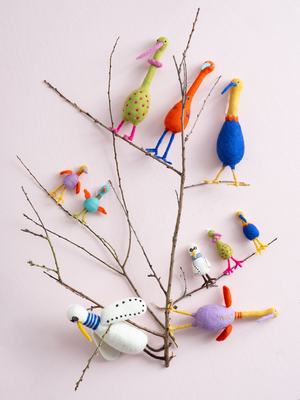 Décorations en laine Aveva mises en scène sur une branche, modèle lilas