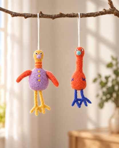 Deux oiseaux Funky Birds S Aveva en laine suspendus à une branche, mise en situation reconstituée par IA