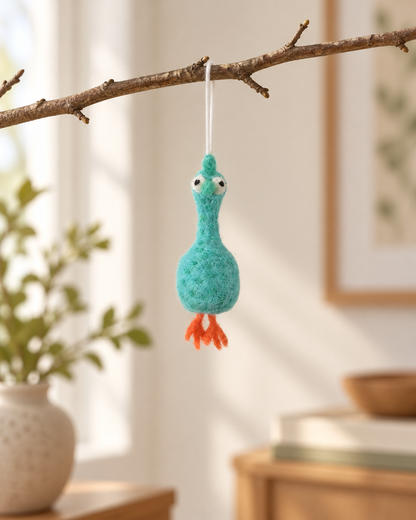 Poulette Funky Chicken S turquoise Aveva en laine suspendue à une branche, mise en situation reconstituée par IA
