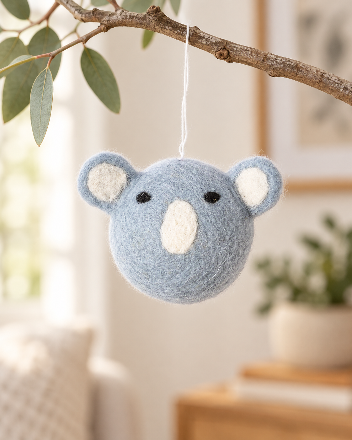 Koala Aveva en laine suspendu à une branche, mise en situation reconstituée par IA