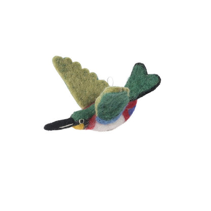 Oiseau vert mousse Aveva en laine, décoration à suspendre sur fond blanc