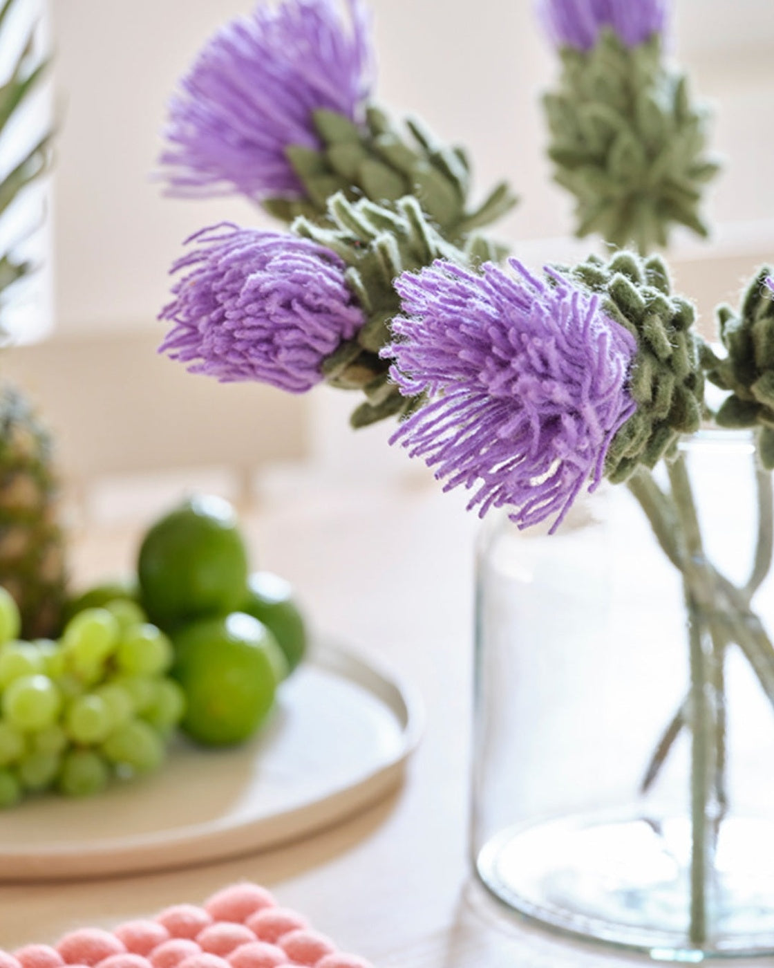 Fleur Blooming Artichoke Aveva en laine dans une mise en scène végétale