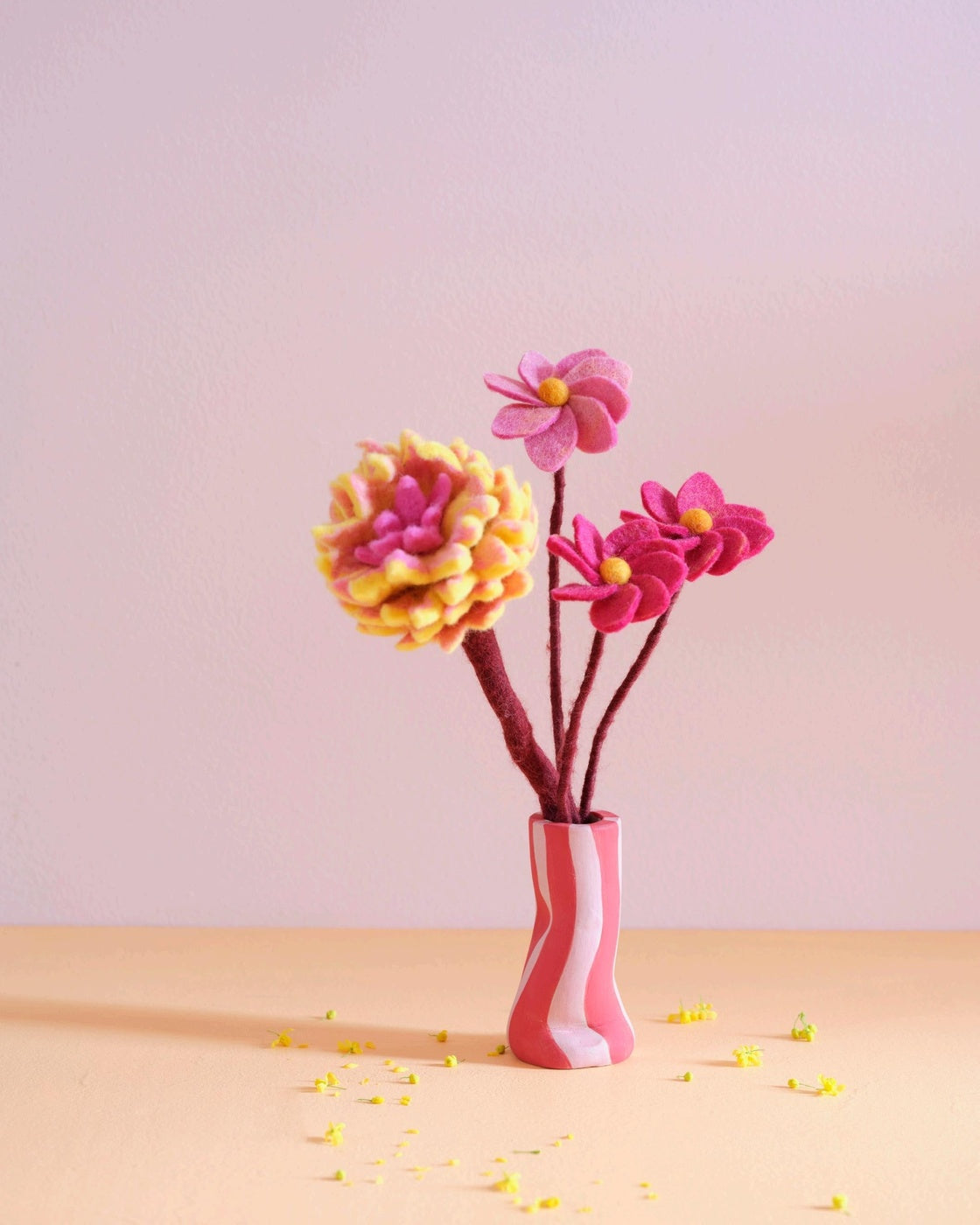Fleur Dahlia Aveva en laine dans un vase avec de petites fleurs – vue principale