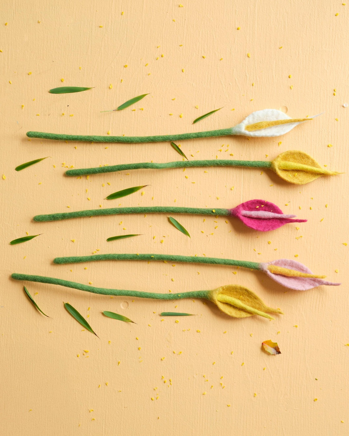 Fleurs Flamingo Aveva en laine disposées en nature morte colorée – vue principale