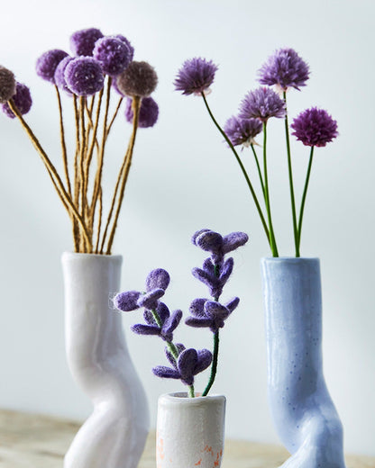 Fleurs lavande Aveva en laine dans un petit vase en céramique – vue principale