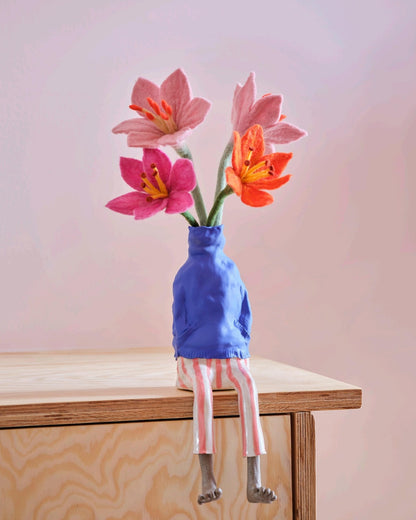 Fleurs Lily Aveva en laine de plusieurs couleurs dans un vase bleu – vue principale