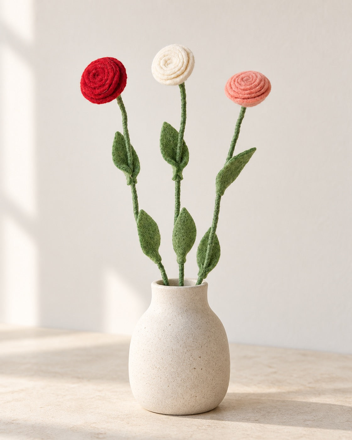 Trois fleurs Rose Aveva en laine dans un vase