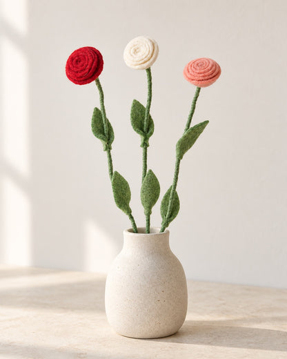Trois fleurs Rose Aveva en laine dans un vase