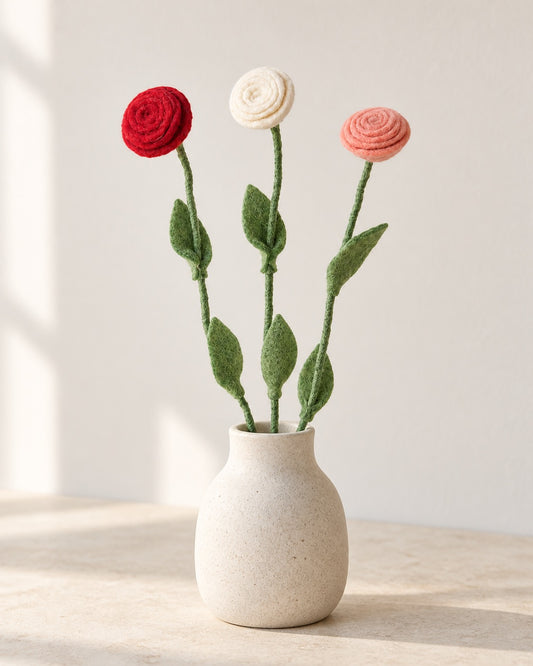 Trois fleurs Rose Aveva en laine dans un vase