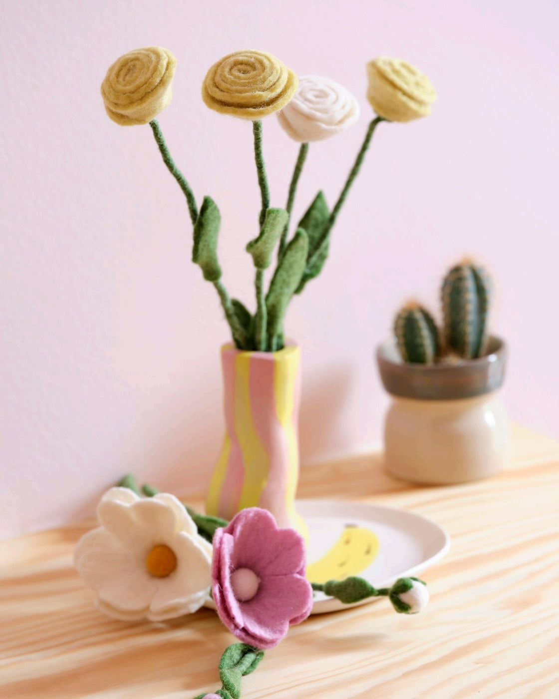 Fleurs Wild Rose Aveva en laine dans un vase rayé – vue principale