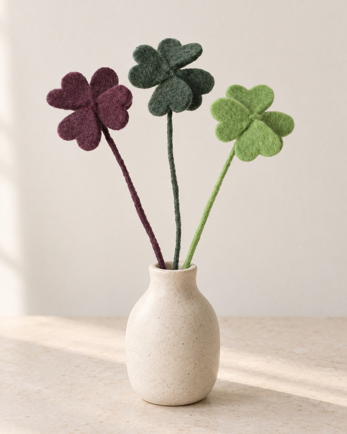 Trois fleurs trèfle Clover Aveva en laine dans un vase 4:5