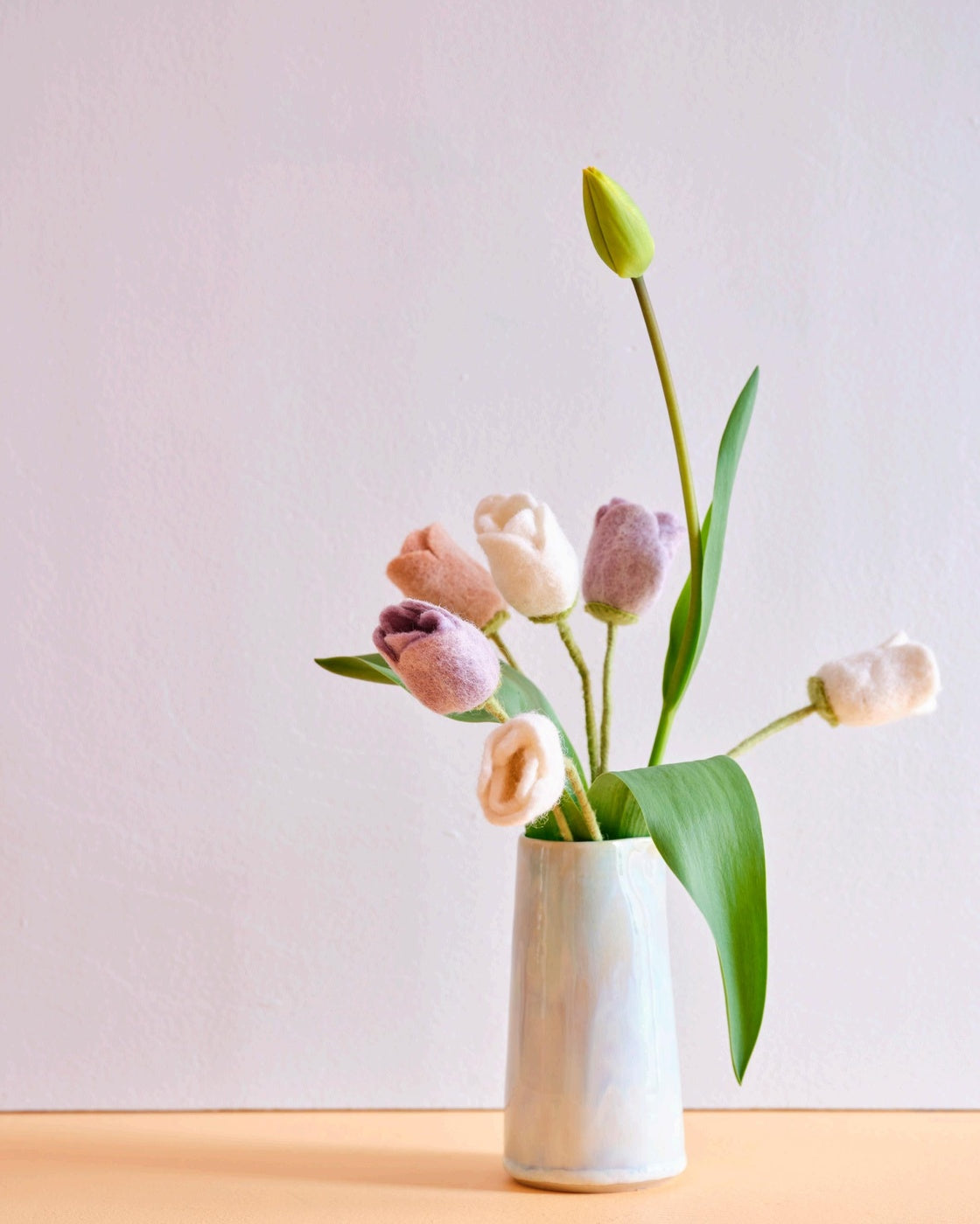 Tulipes Aveva en laine dans un vase avec des tulipes fraîches – vue principale