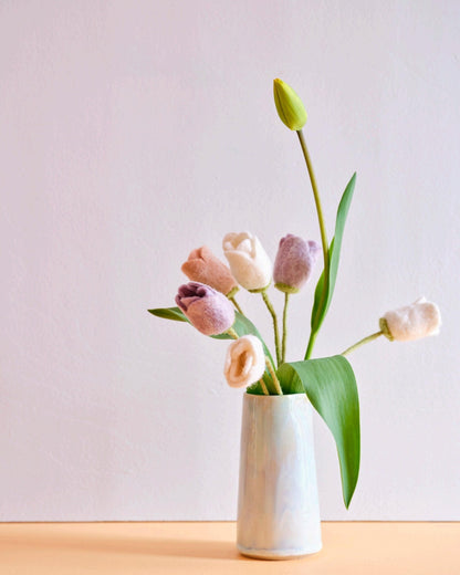 Tulipes Aveva en laine dans un vase avec des tulipes fraîches – vue principale