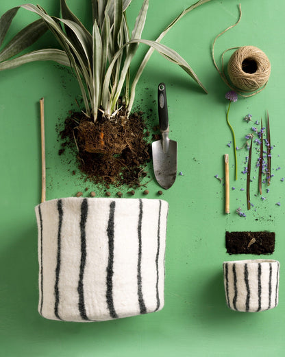 Cache-pots Aveva à rayures noires, tailles standard et XL en ambiance