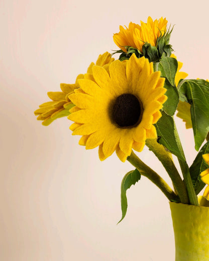 Grand tournesol Aveva en laine présenté avec des tournesols frais – vue principale