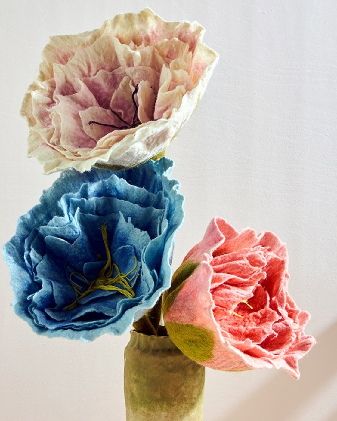 Trois grandes pivoines Aveva en laine dans un vase – vue principale