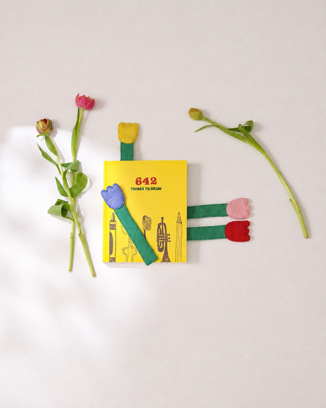 Marque-pages tulipe The Blooming Aveva en laine feutrée autour d’un livre