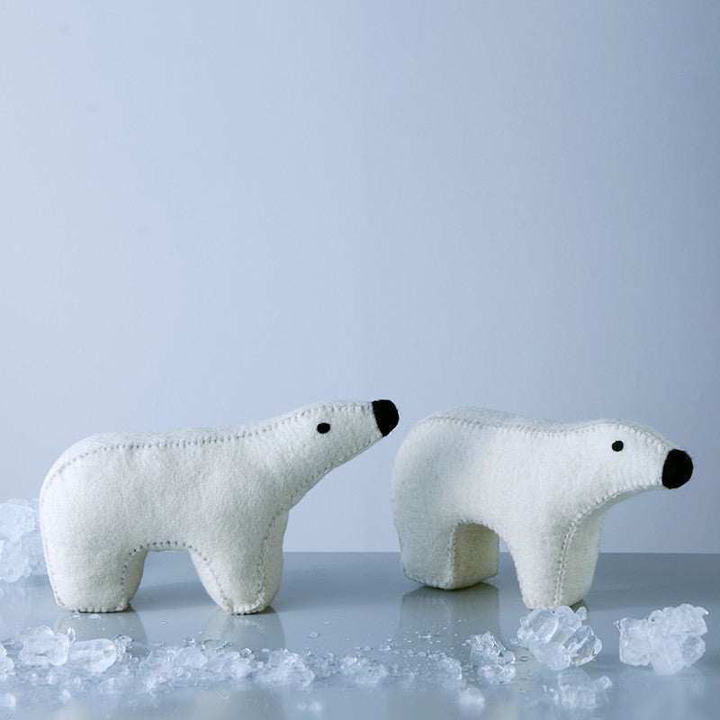 Deux ours Polar Aveva en laine feutrée mis en scène sur un décor glacé