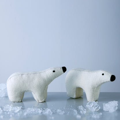Deux ours Polar Aveva en laine feutrée mis en scène sur un décor glacé