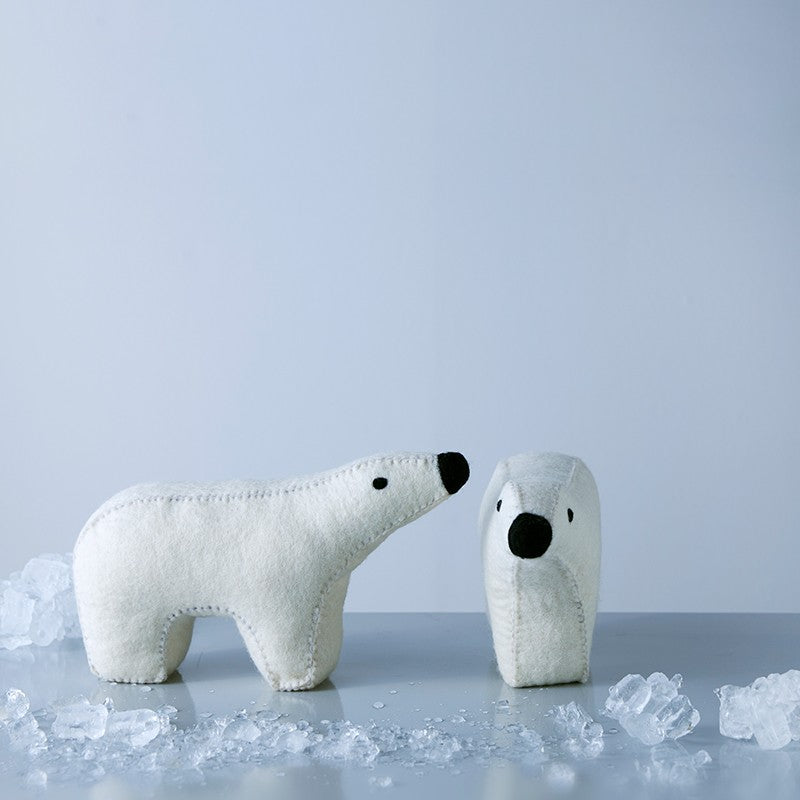 Deux ours Polar Aveva en laine feutrée, l’un de profil et l’autre de face