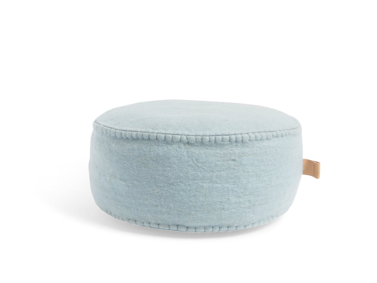 Pouf Floor Dot bleu arctique Aveva en laine feutrée, vue produit
