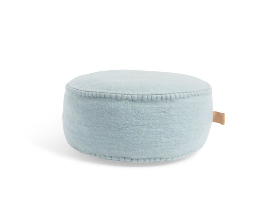 Pouf Floor Dot bleu arctique Aveva en laine feutrée, vue produit
