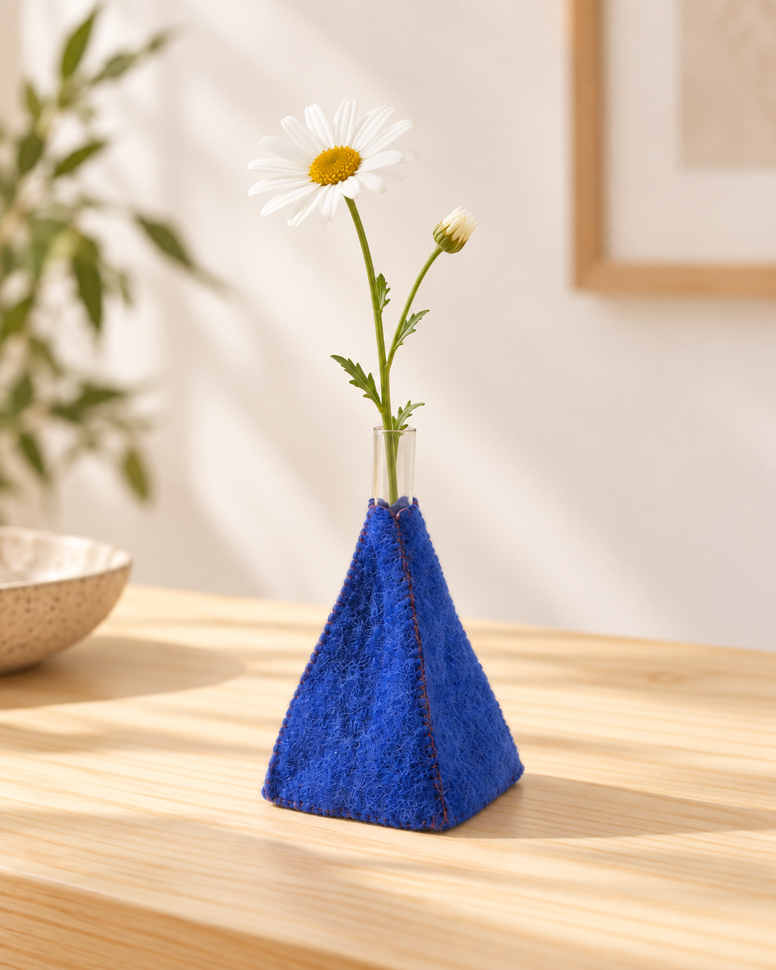 Soliflore Pyramide bleu électrique Aveva avec marguerite sur une table en bois, mise en situation reconstituée