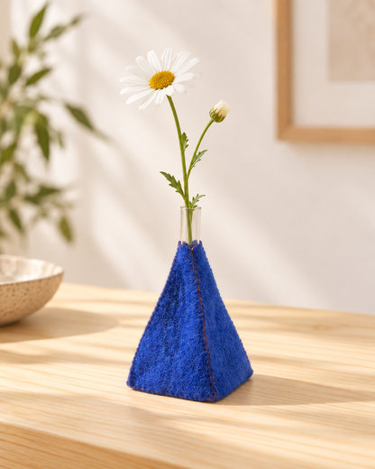 Soliflore Pyramide bleu électrique Aveva avec marguerite sur une table en bois, mise en situation reconstituée