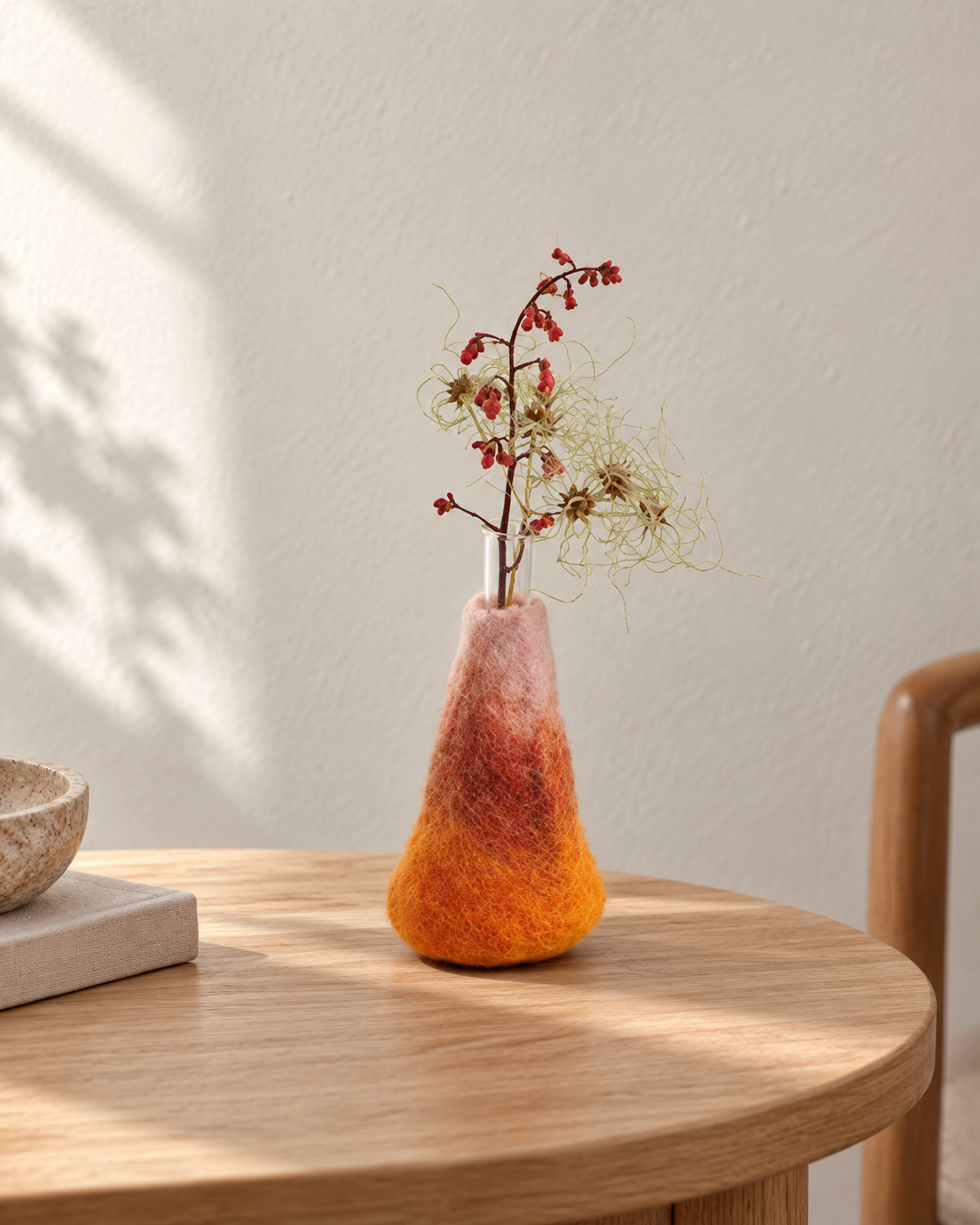 Soliflore Wool Vase Volcano M Aveva rose-orange sur une table en bois, mise en situation reconstituée
