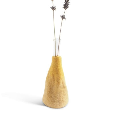 Soliflore Wool Vase ocre taille L Aveva avec des fleurs séchées
