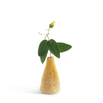Soliflore Wool Vase ocre taille M Aveva avec une fleur sur fond blanc