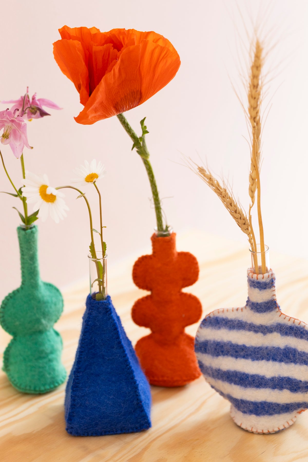 Soliflore pyramide bleu électrique Aveva avec fleurs dans une composition de vases