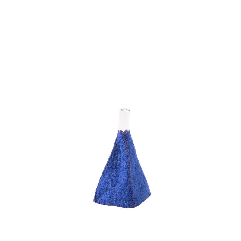 Soliflore pyramide bleu électrique Aveva en laine sur fond blanc