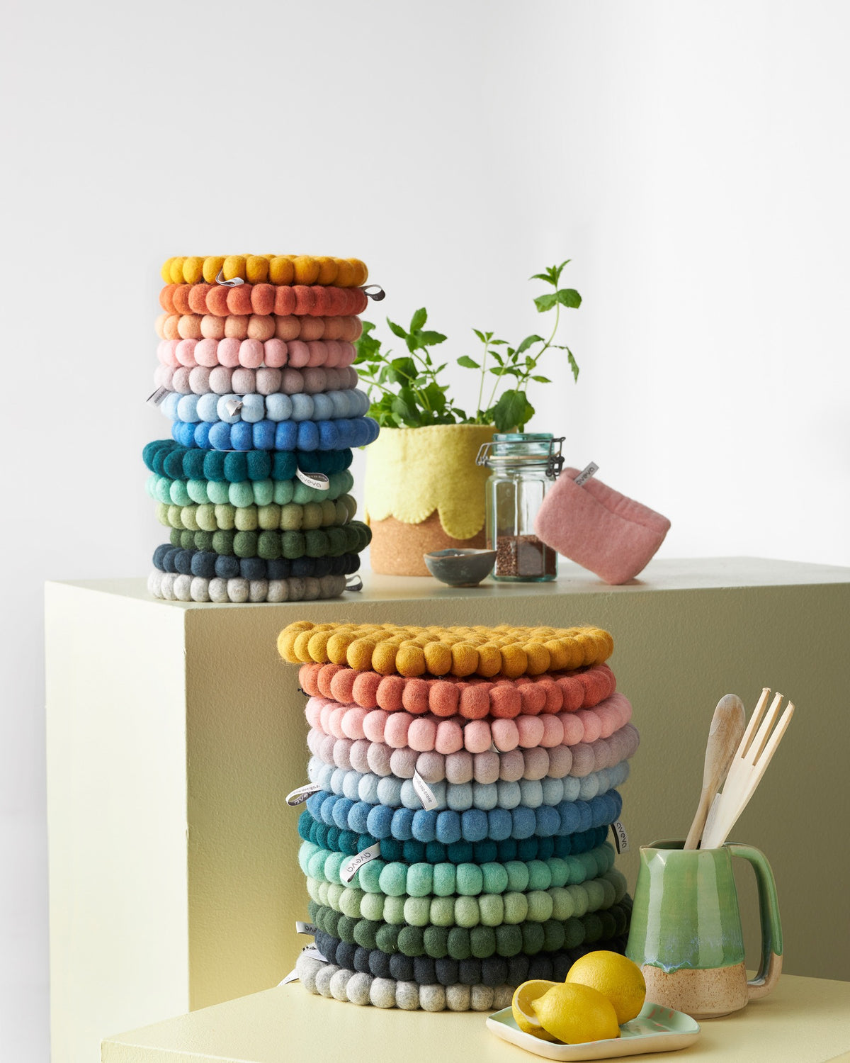 Grands dessous de plat ronds Aveva 25 cm en laine dans une mise en scène déco
