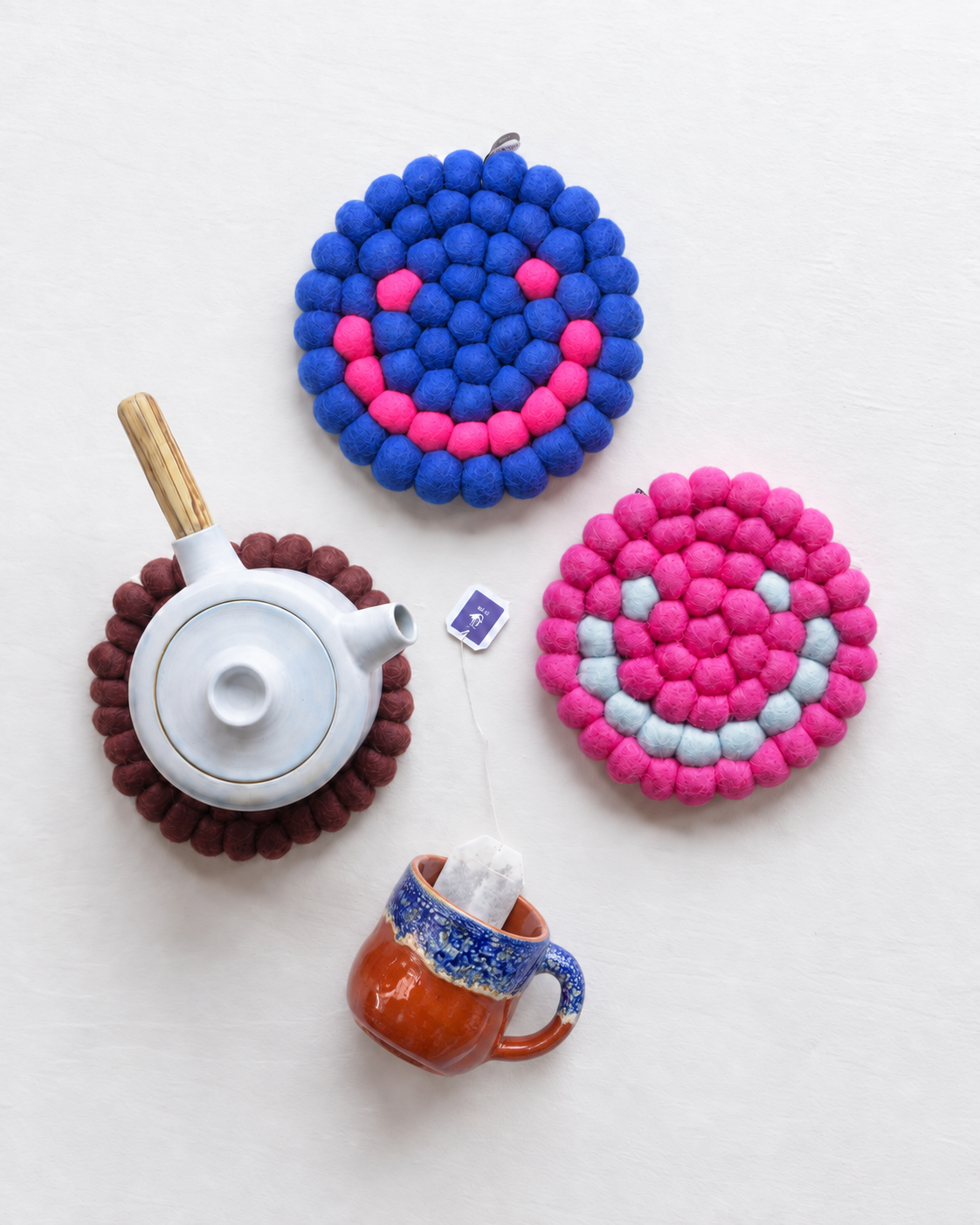 Dessous de plat Smiley Blue Moon Aveva en laine avec théière et tasse artisanale