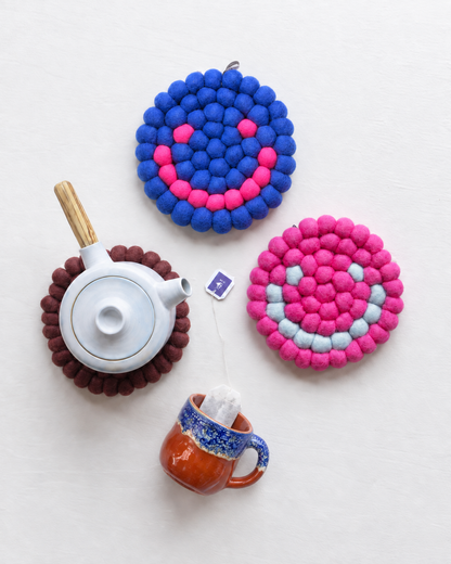 Dessous de plat Smiley Blue Moon Aveva en laine avec théière et tasse artisanale