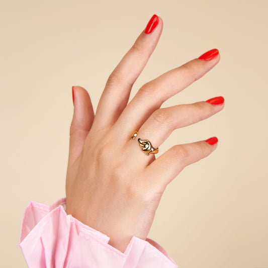Bague Teckel Coucou Suzette portée