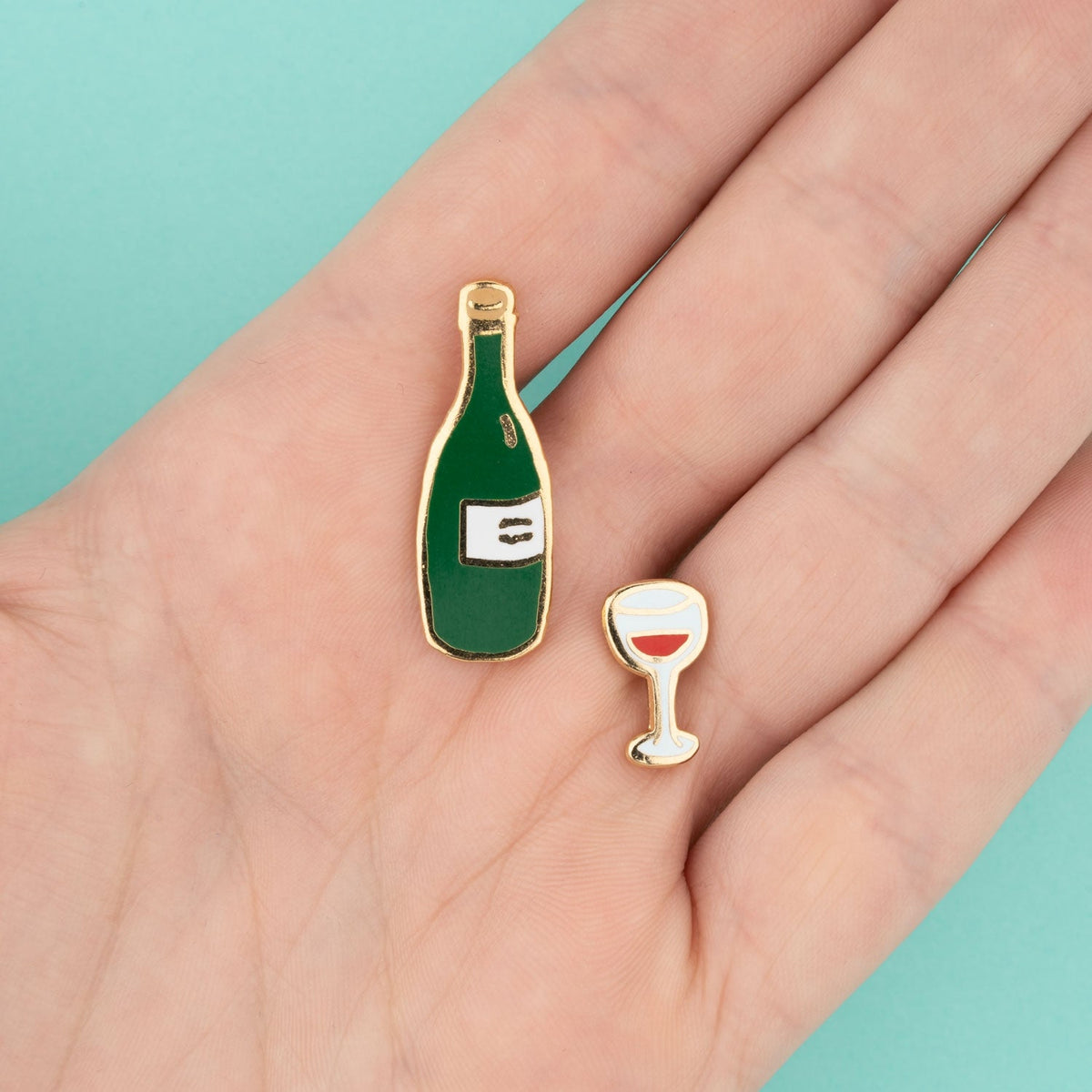 Lot de 2 pin's Vin - vue 3