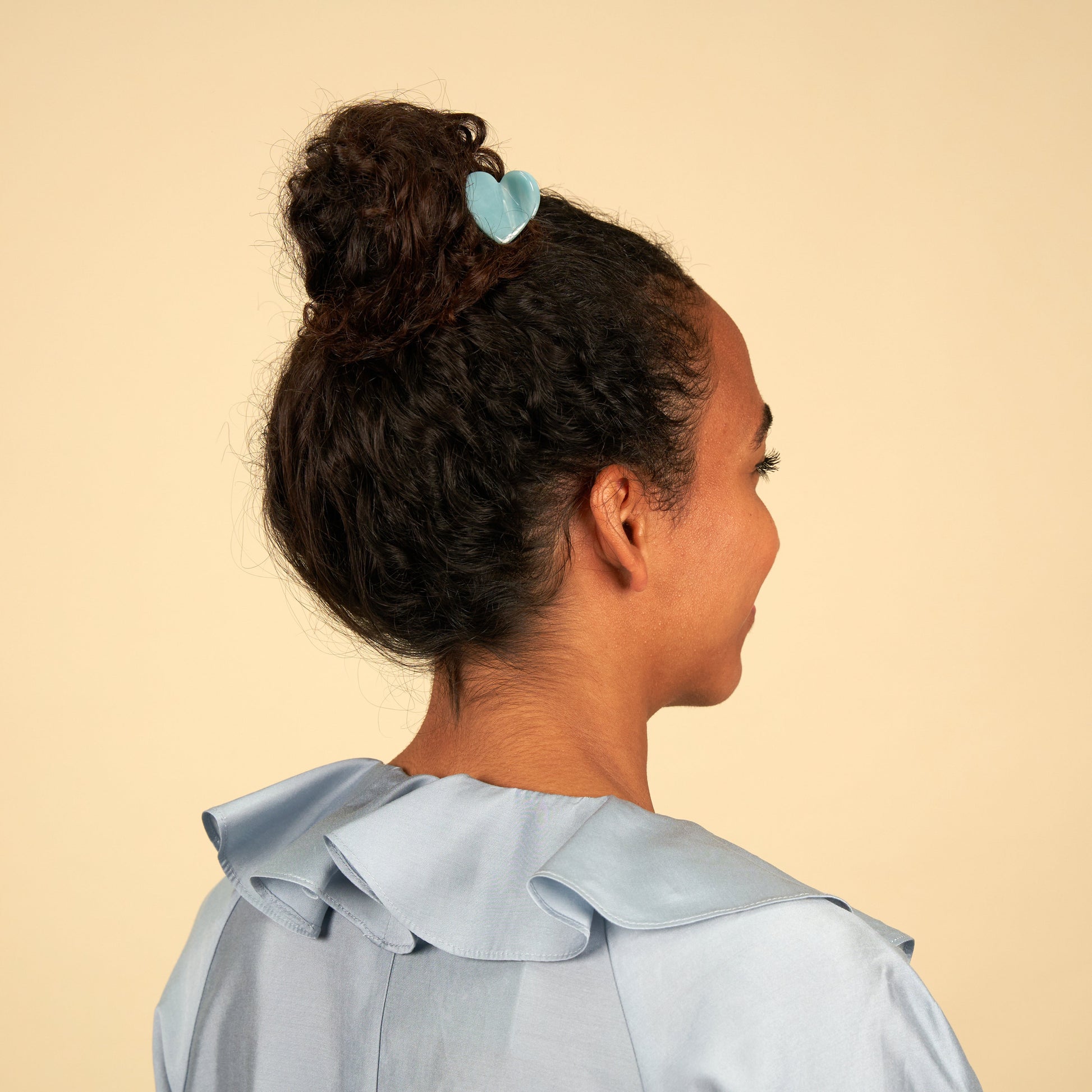 Mini pince à cheveux Coeur Coucou Suzette bleu portée