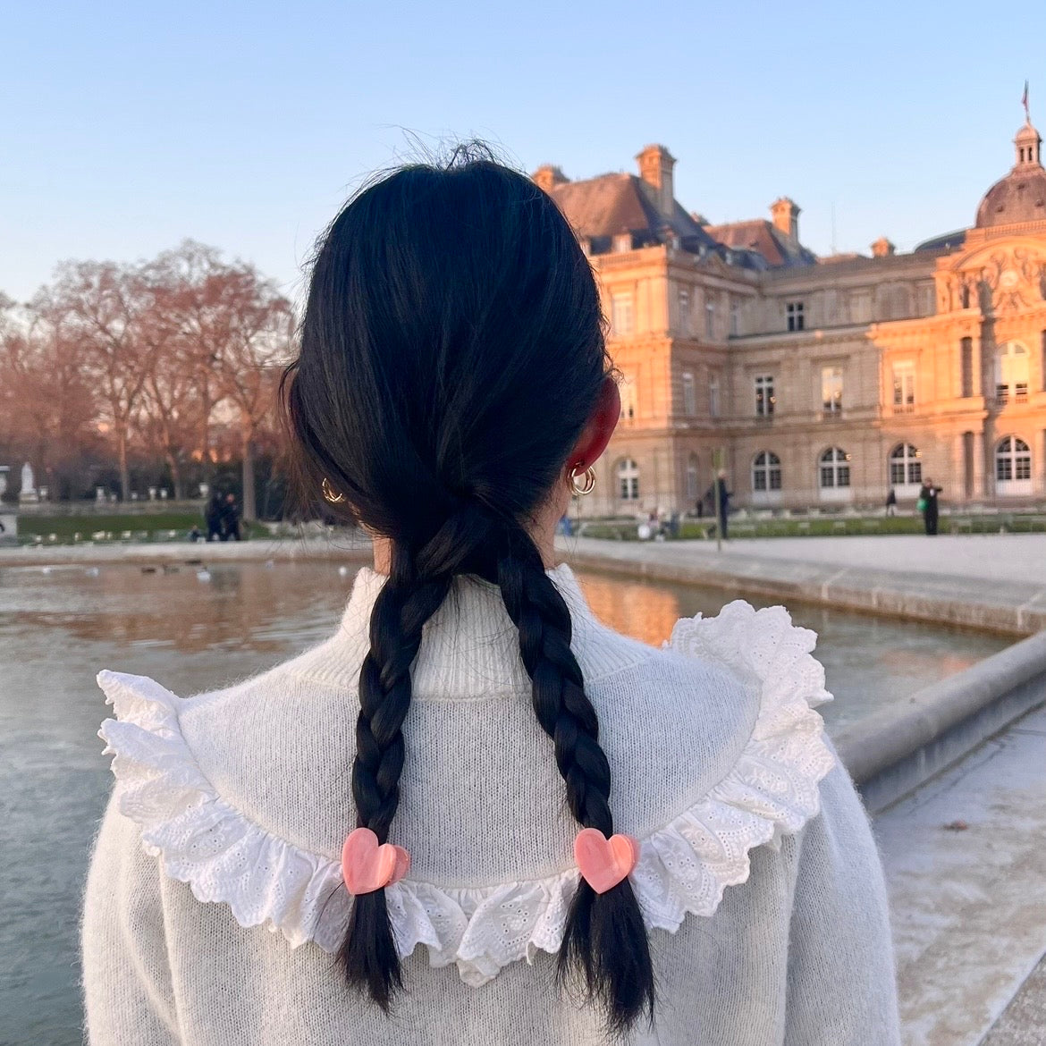 Mini pince à cheveux Coeur Coucou Suzette rose portée