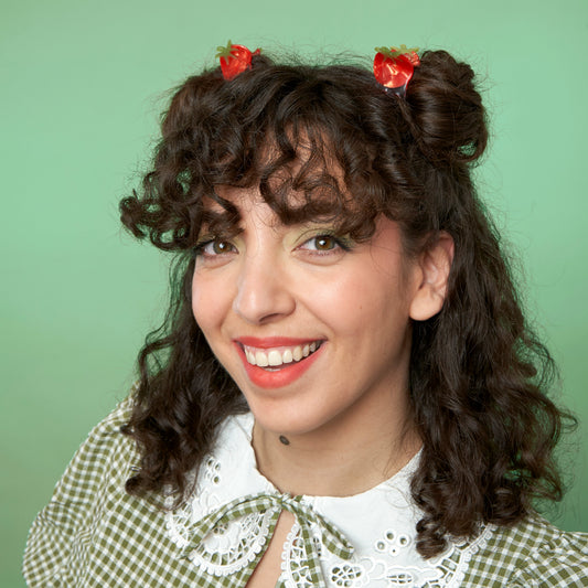 Mini pince à cheveux Tomate cerise Coucou Suzette portée