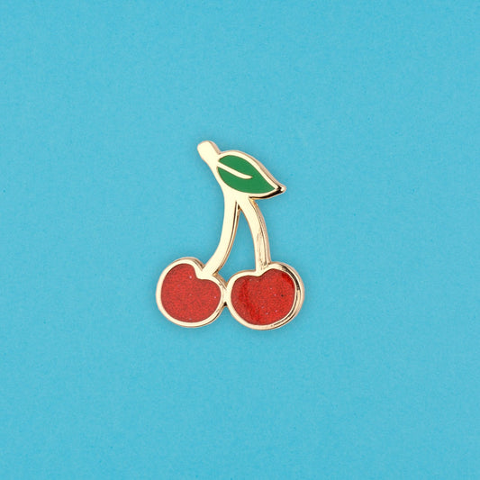 Pin's Cerise Coucou Suzette en émail