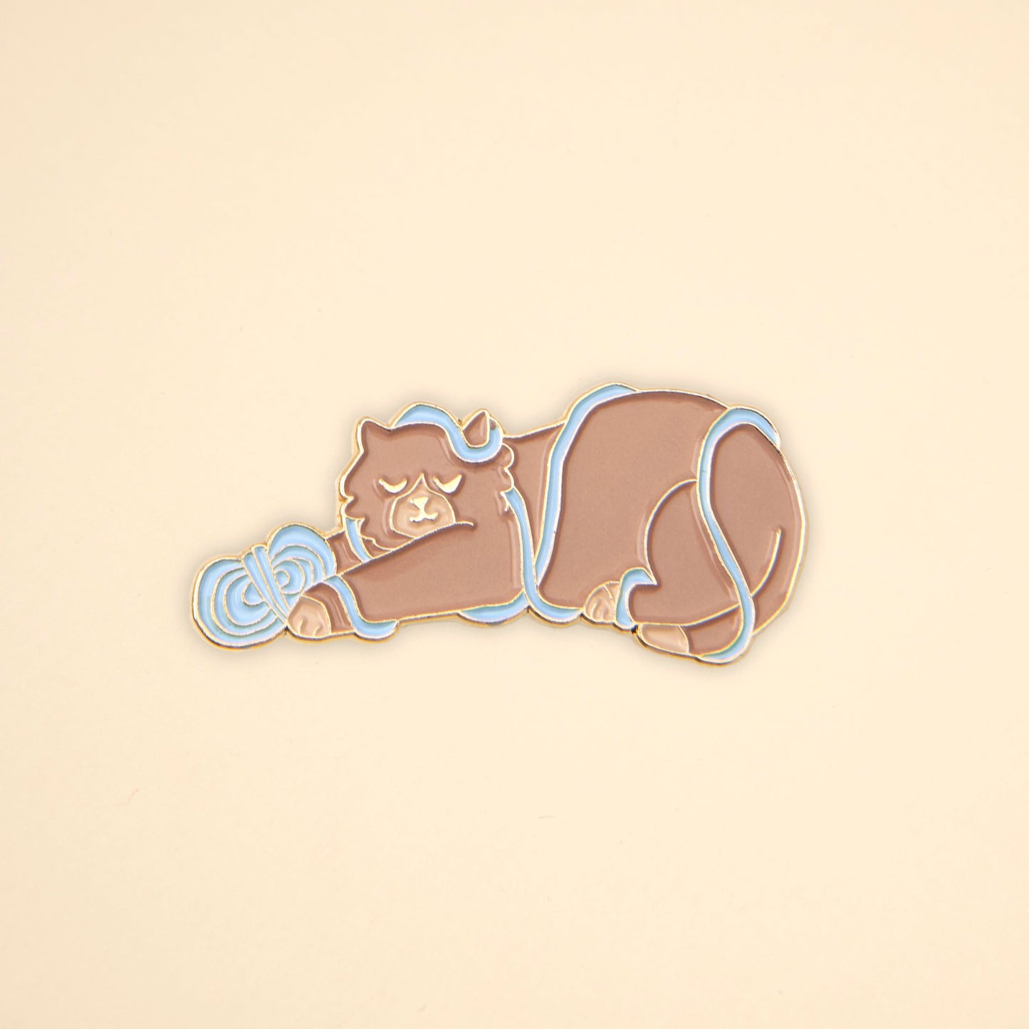 Pin's Chat Pelote Coucou Suzette en émail